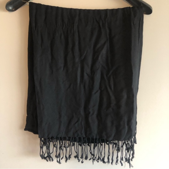 Lovely Little Black Fringed Scarf/Wrap to go under your jacket or with your LBD - Picture 2 of 7